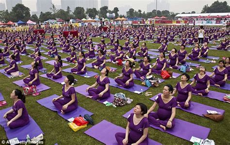 505 pregnant women set guinness world record for largest prenatal yoga