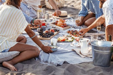 ultimate guide  packing  beachside picnic eater