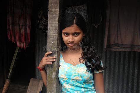 fille adolescente en inde image stock éditorial image du lointain 21111384