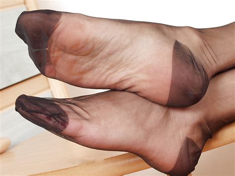 Ladies Show Feet In Rht Nylons 32 Pics Xhamster