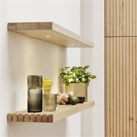 houtmerk houten wandplank met spot verlichting maatwerk massief hout interior styling