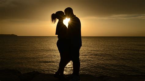 wallpaper kiss couple romantic sunset 5k love 9432