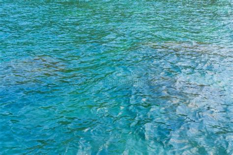 groen en blauw zeewater stock foto image  helder groen