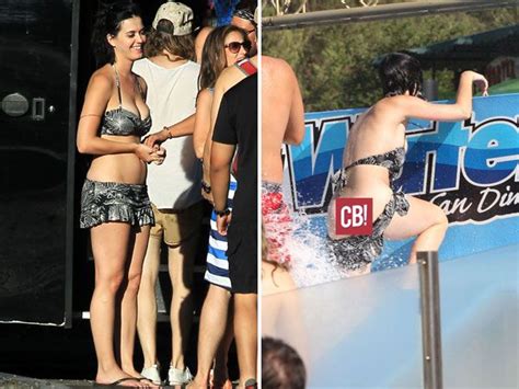 katy perry s bathing suit malfunction has water park crowd ‘cracking up photos oops