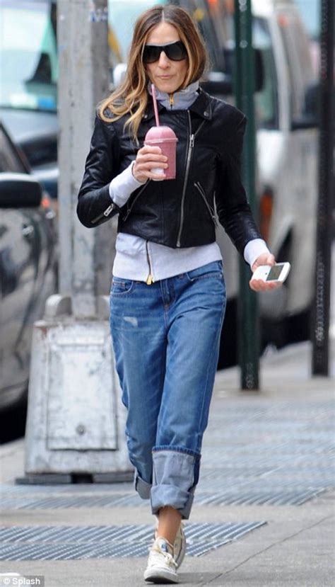 5ft 3in sarah jessica parker rolls up her jeans to keep