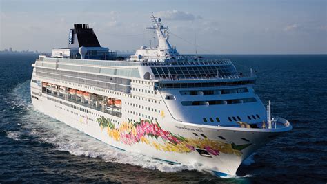 norwegian cruise  customers booking early spending  travel weekly