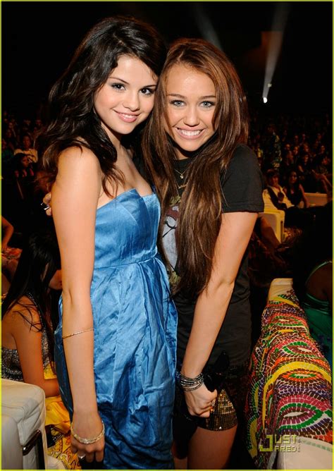 Miley And Selena Get Friendly At Teen Choice Awards Photo
