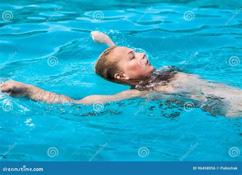 mujer desnuda en piscina foto de archivo imagen de lifestyle 96458056