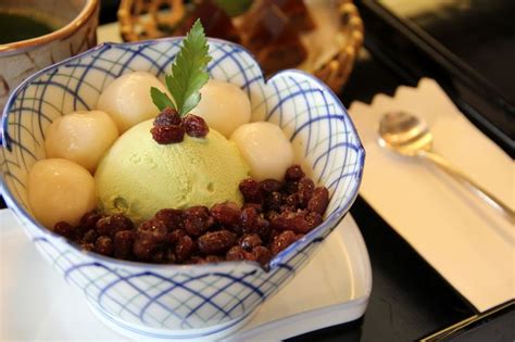 ujikintoki japanese shaved ice dessert flavored with matcha syrup and enriched with toppings