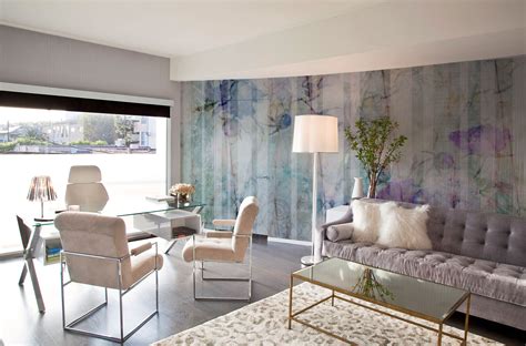 Ecco alcuni esempi ed alcuni consigli per risparmiare sulla tua tinteggiatura. Carta parati motivi floreali strisce verticali camera letto e soggiorno