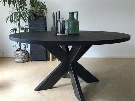 zwarte ronde eettafel eiken houtlook nero ruvido met spinpoot   ronde eettafel eettafel