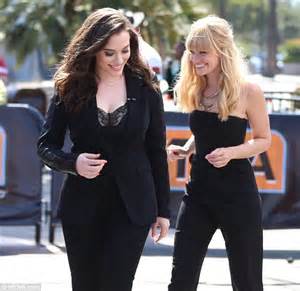 2 broke girls star kat dennings and her co star beth behrs promote the