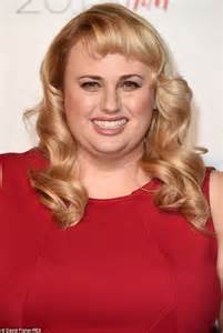 pitch perfect s rebel wilson wears chic frock at the elle style awards