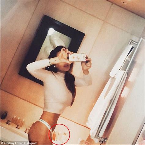 Lindsay Lohan Accused Of Photoshop Of Her Waistline Daily Mail Online