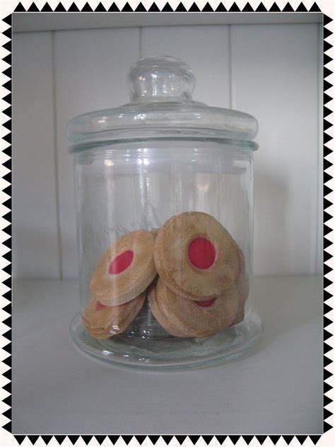 jamkoekjes heerlijke ronde koekjes met  het midden lekkere jam  een zakje zitten  koekjes
