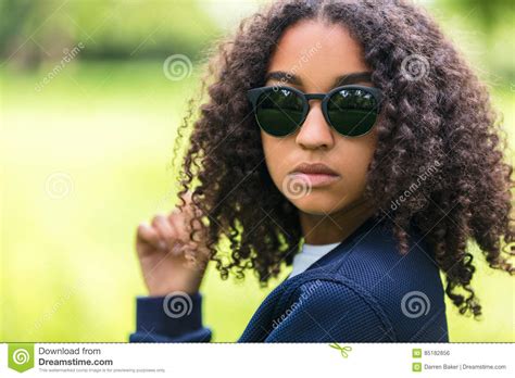 gafas de sol adolescentes de la muchacha afroamericana de la raza mixta foto de archivo imagen