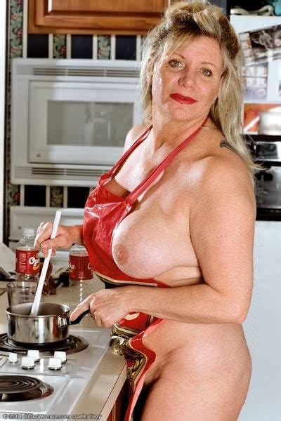 busty fiftyish granny cooks naked under her apron pichunter