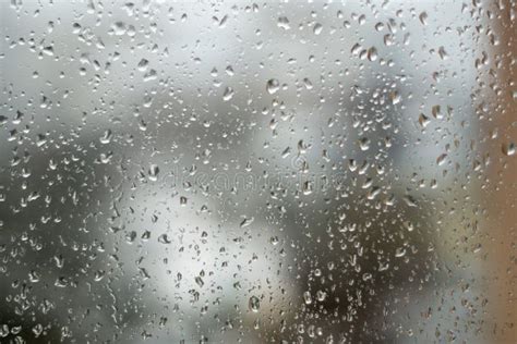 regendruppels op venster regenachtig weer abstracte grijze achtergrond te stock foto image