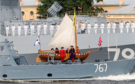 putin exhibió la fuerza naval de rusia con un gran desfile en san