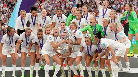 sarina wiegman england womens manager  lionesses    break  records  win
