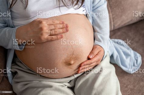 Wanita Hamil Dengan Perut Besar Lanjutan Kehamilan Duduk Di Sofa Di