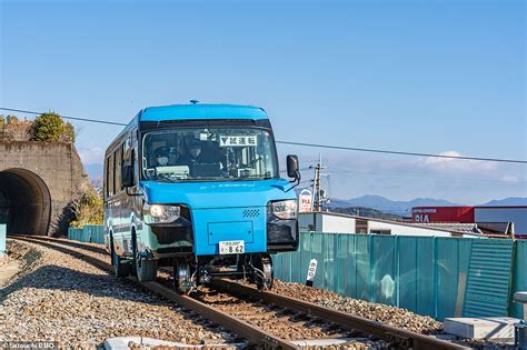 El Increíble Autobús Japonés Que Se Convierte En Tren En 15 Segundos