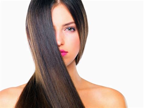 Se lo desideri, applica un prodotto lisciante in siero . Come lisciare i capelli senza piastra | Bigodino