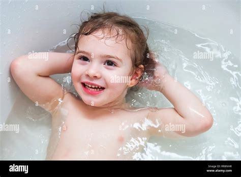 niña bebe bañando fotografías e imágenes de alta resolución alamy