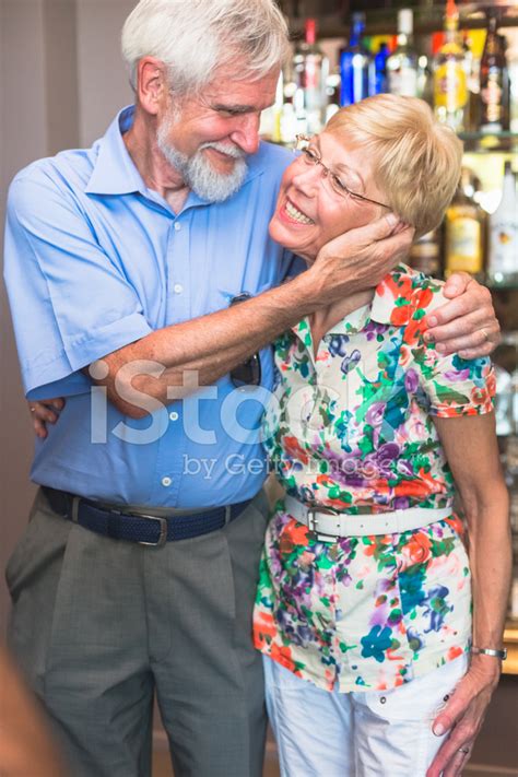 gelukkig bejaarde echtpaar stockfoto s