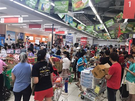 kiasu singaporeans rushing   supermarket post announcement