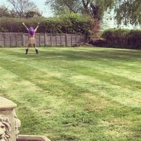 Jodie Marsh Strips Naked And Runs Around Her Garden To