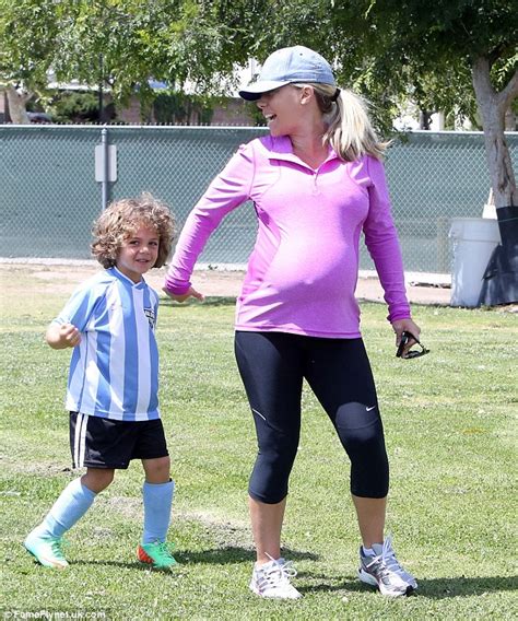 kendra wilkinson steps out wearing maternity support belt