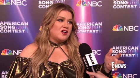 kelly clarkson shares embarrassing on stage moment