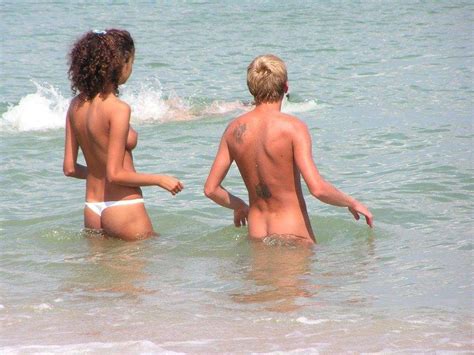 couple à la plage monsieur nu madame topless