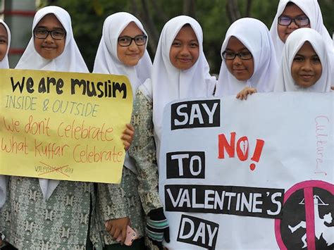 indonesia muslims protest decadent valentine s day for