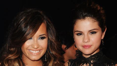 Demi Lovato And Selena Gomez Still Friends 2015 American Music Awards
