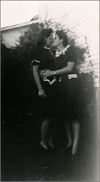 Vintage Lesbian Vintage Kiss Vintage Couples Lesbian Art Cute