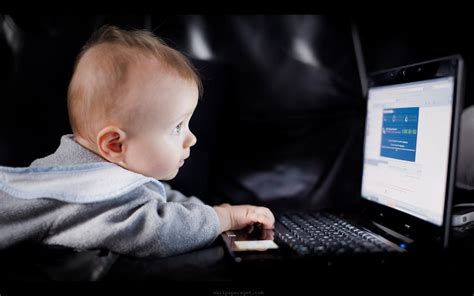 bambino al computer