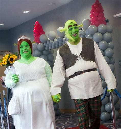 What A Fairytale Wedding Couple Tie The Knot Dressed As Shrek And