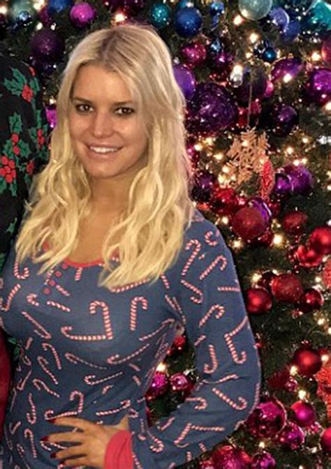 [pics] Jessica Simpson Without Makeup Rocks Candy Cane