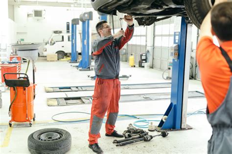 la seguridad en  taller mecanico  de reparacion de automoviles