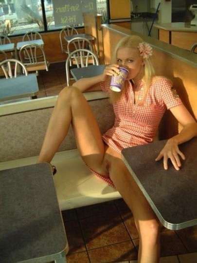 jolies blondinettes sans culotte au restaurant