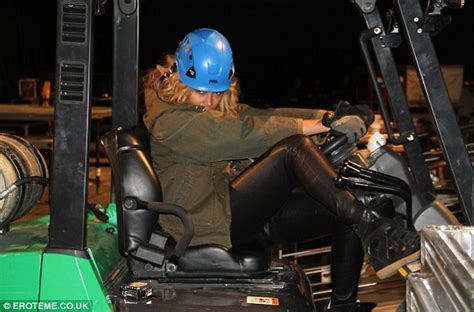 Beyoncé Goes Make Up Free As She Poses In A Hard Hat As Its
