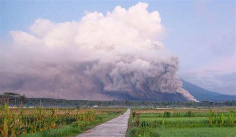 Indonesias Mt Semeru Unleashes Lava River In New Eruption Arab News