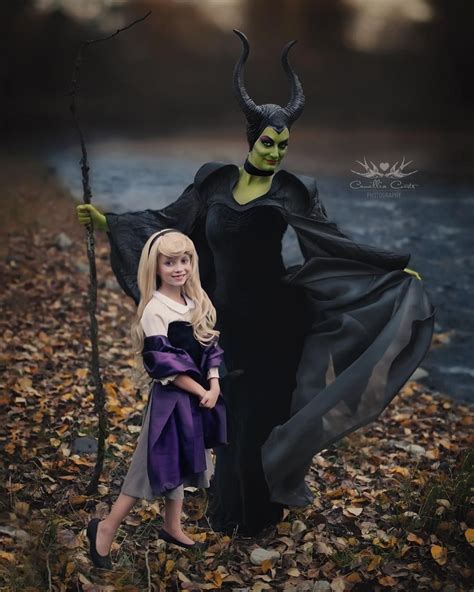 mom and daughter do disney cosplay mom and daughter dress up as