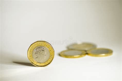 muntstukken van euro en pond    brexit redactionele foto