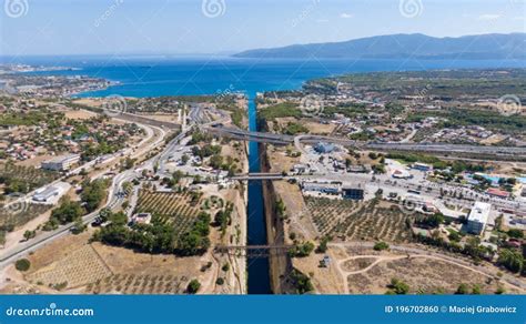 zicht vanuit de lucht op het kanaal van de korinthe en de saronische golf griekenland stock foto