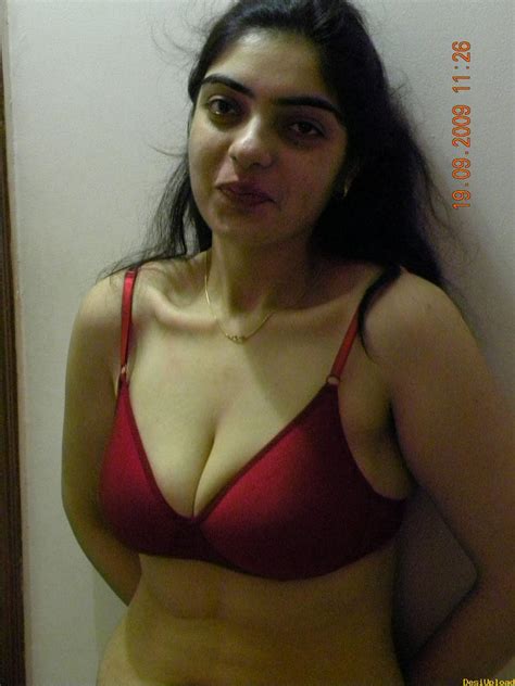 sexy hot sizzling indian aunties bhabhi girls cleavage navel curves