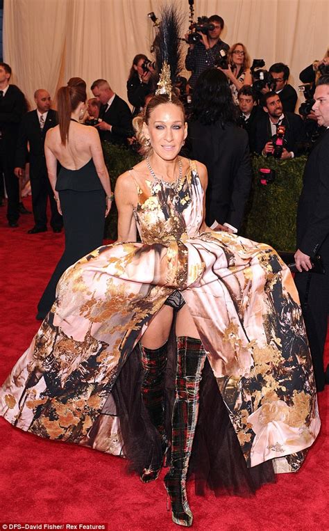 Met Ball 2013 Sarah Jessica Parker Flashes Her Lacy