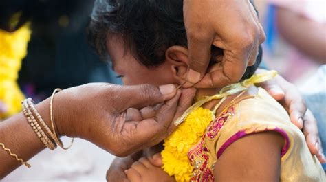 tindik telinga bayi ternyata  efek negatifnya lho